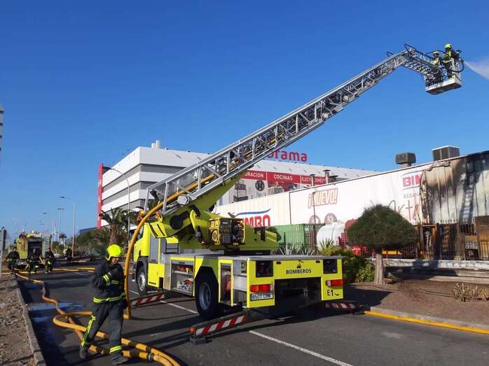 Intervención de los bomberos del Consorcio de Emergencias de Gran Canaria en un incendio (Foto TA)