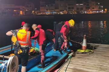 Búsqueda de la cuarta persona que estaba en apuros en aguas de Agaete (Foto TA)