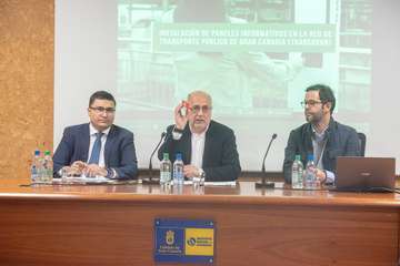 El Cabildo dota de pantallas con información en tiempo real a 14 paradas de Telde (Foto TA)