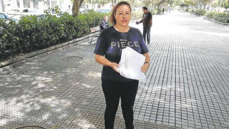 Carmen Sánchez muestra parte de las firmas recogidas para eliminar las zonas azul y verde de estacionamiento regulado (Foto Canarias7)