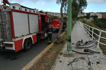 Un hombre con traumatismo craneal tras precipitarse con su vehículo por un barranco (Foto Bomberos de Las Palmas de GC)