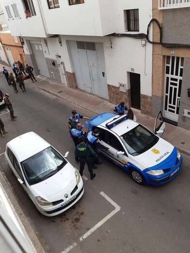 En la intervención participaron agentes de la Policía Local, Guardia Civil y militares (Foto TA)