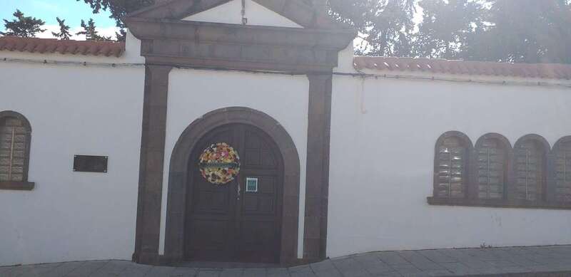 Corona en la puerta del cementerio de Valsequillo (Foto TA)