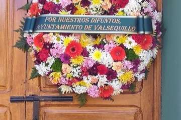 Valsequillo recuerda a sus difuntos con coronas en las puertas de los cementerios (Foto TA)