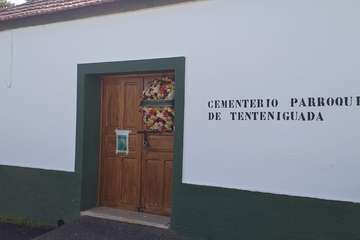 Valsequillo recuerda a sus difuntos con coronas en las puertas de los cementerios (Foto TA)