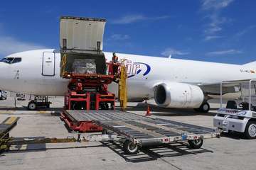 Gando recibe otro avión fletado por Canarias con material sanitario para luchar contra el coronavirus (Foto TA)