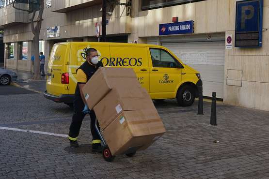 El sector del transporte de Gran Canaria comienza a recibir mascarillas (Foto Acfi Press)