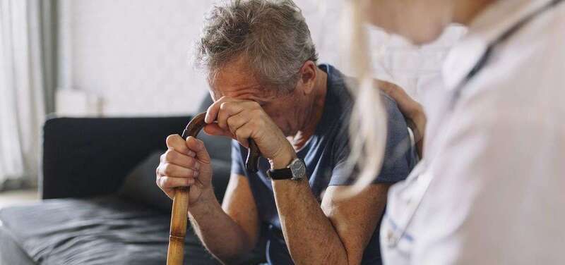 Imagen de archivo de un anciano con su bastón (Foto Multimedia)