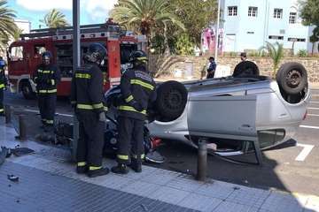 Aparatoso vuelco de un turismo (Foto TA)