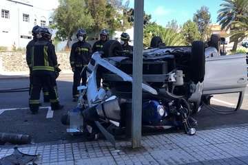 Aparatoso vuelco de un turismo (Foto TA)