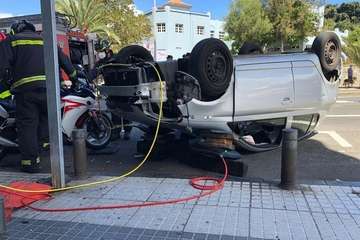 Aparatoso vuelco de un turismo (Foto TA)