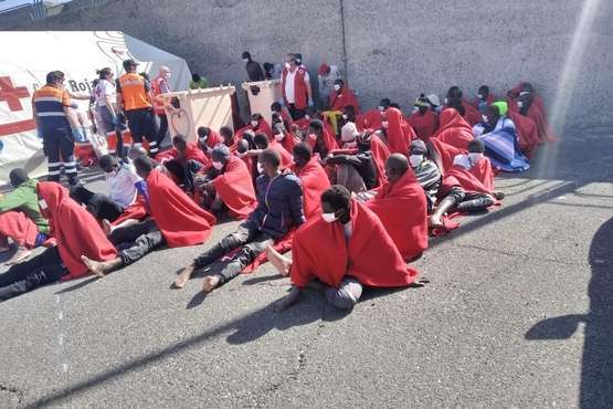  Salvamento rescata a 55 personas de un cayuco a 11 kilómetros de la costa sur (Foto TA)