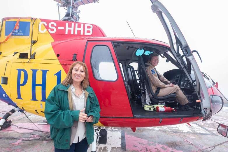 La consejera de Medio Ambiente, la teldense Inés Jiménez, junto a uno de los helicópteros (Foto TA)