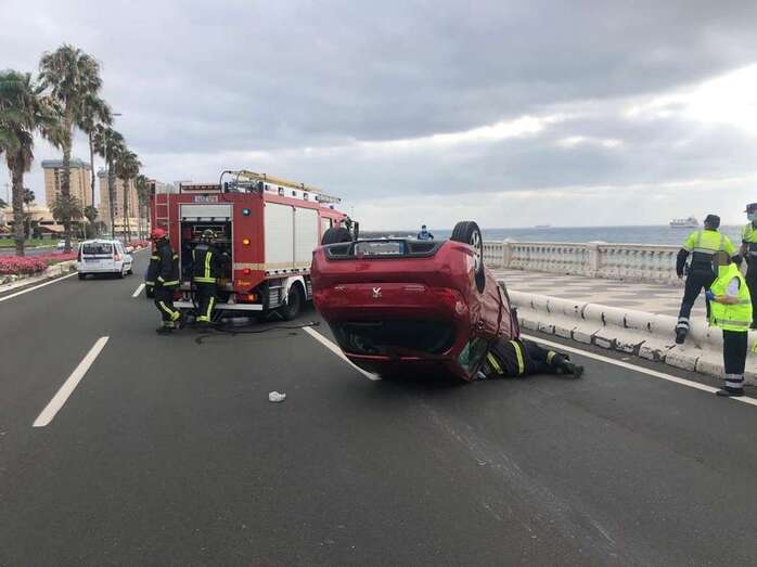 Imagen del vehículo volcado (Foto Policía Local de LPGC)