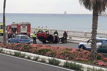 Vuelco de un vehículo en la autovía marítima, a la altura del Hospital Insular, en dirección Puerto (Foto TA)