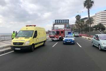 Vuelco de un vehículo en la autovía marítima, a la altura del Hospital Insular, en dirección Puerto (Foto Policía Local de Las Palmas de GC)