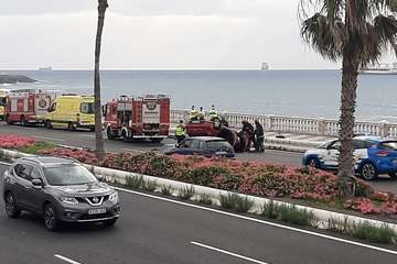 Vuelco de un vehículo en la autovía marítima, a la altura del Hospital Insular, en dirección Puerto (Foto TA)