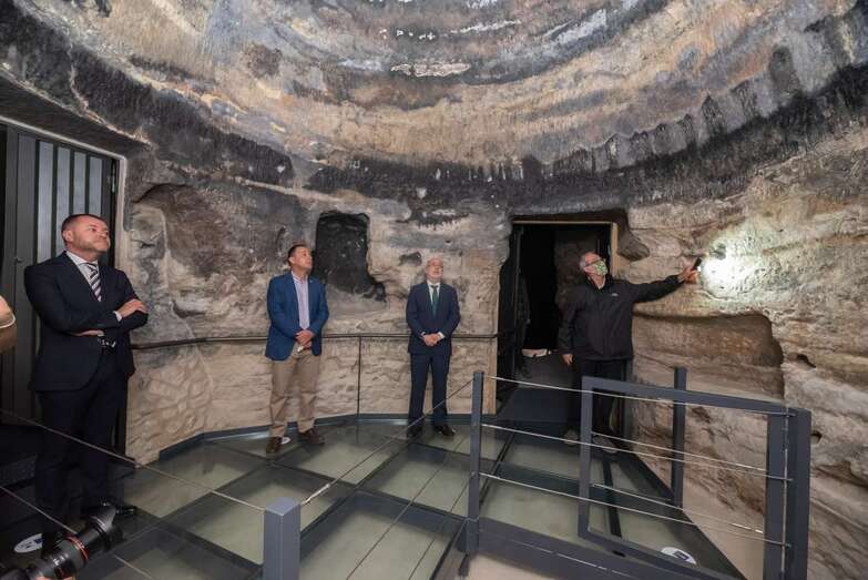 Antonio Morales, presidente del Cabildo de Gran Canaria, en la réplica de la cueva (Foto TA)