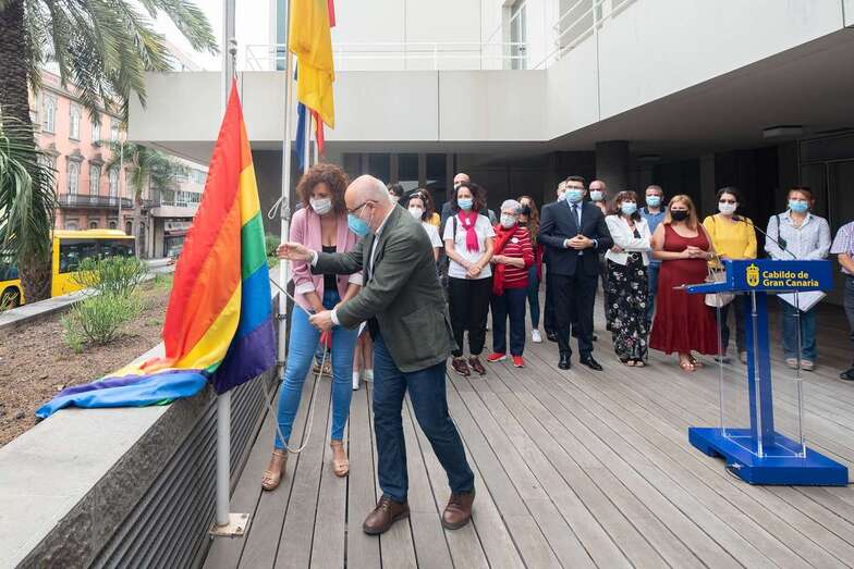 Momento del izado de la bandera arcoiris (Foto EFE)