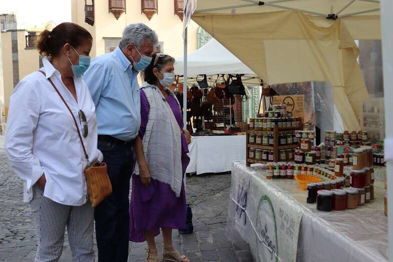 El concejal de Desarrollo Local, Pedro Quevedo, visitó esta mañana el mercadillo (Foto TA)