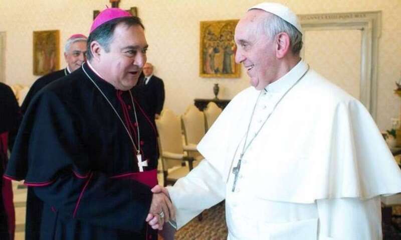 José Mazuelos, nuevo obispo de la Diócesis de Canarias, saluda al Papa  Francisco (Foto TA)