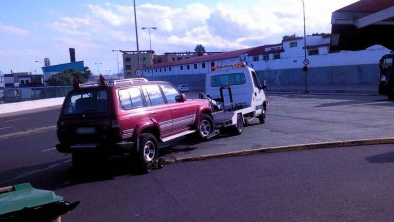 Imagen de archivo de una grúa de Sagulpa retirando un vehículo en la urbanización industrial El Sebadal (Foto Arcadio Suárez / Canarias7)