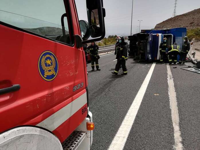 Los bomberos de la capital grancanaria actuando en el lugar del siniestro (Foto TA)