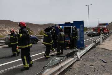 Vuelco de un camión de mudanza en la GC-3 (Foto Bomberos de Las Palmas de GC)