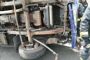 Vuelco de un camión de mudanza en la GC-3 (Foto Bomberos de Las Palmas de GC)