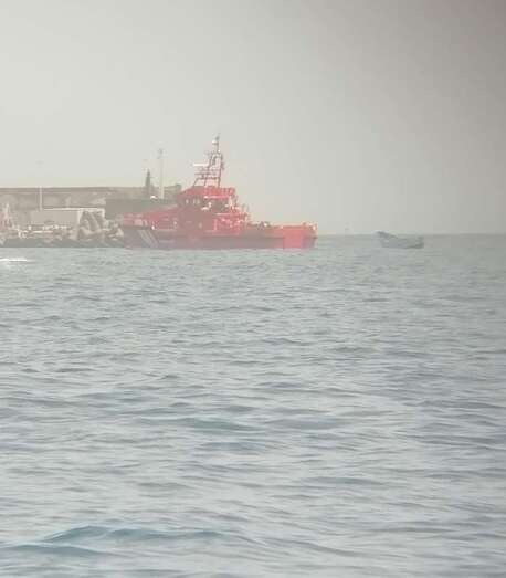 La embarcación de Salvamento Marítimo entrando en el Puerto de Arguineguín (Foto TA)