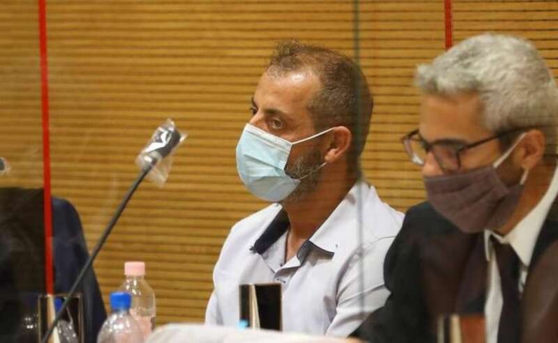 El acusado de asesinato (primero a la izquierda) en la sesión de este lunes (Foto EFE)