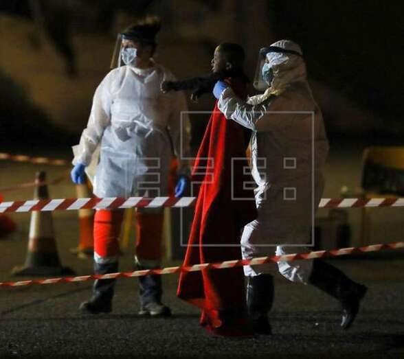 Llegada al puerto de Arguineguín de los 34 inmigrantes (Foto EFE / Elvira Urquijo A.)