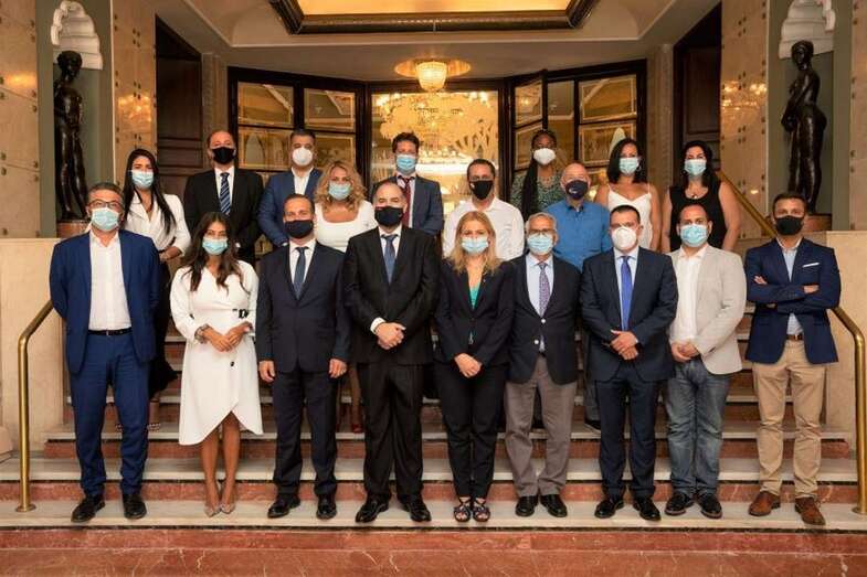 Foto de familia con los participantes en el almuerzo (Foto TA)