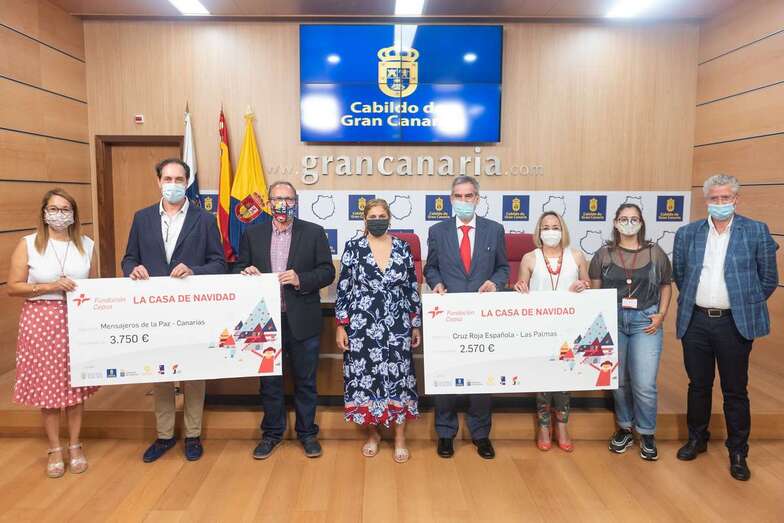 El Cabildo acogió este martes la entrega de la recaudación por la Casa de la Navidad/TA.