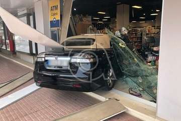 Un turismo se empotra contra el escaparate de un supermercado/TA.