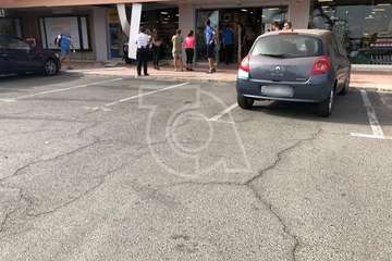 Un turismo se empotra contra el escaparate de un supermercado/TA.