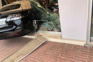 Un turismo se empotra contra el escaparate de un supermercado/TA.