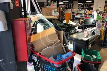 Un turismo se empotra contra el escaparate de un supermercado/TA.