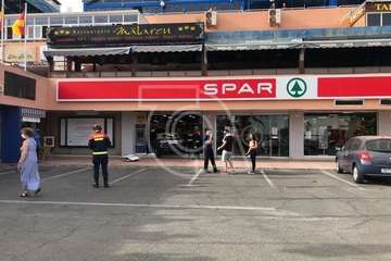 Un turismo se empotra contra el escaparate de un supermercado/TA.