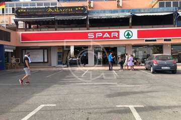 Un turismo se empotra contra el escaparate de un supermercado/TA.