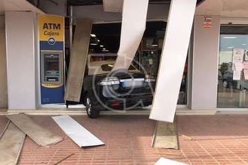 Un turismo se empotra contra el escaparate de un supermercado/TA.