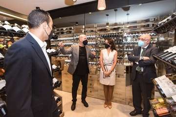 La Cava de Piñero, una vinoteca de vanguardia, abre sus puertas en la Isla/TA.