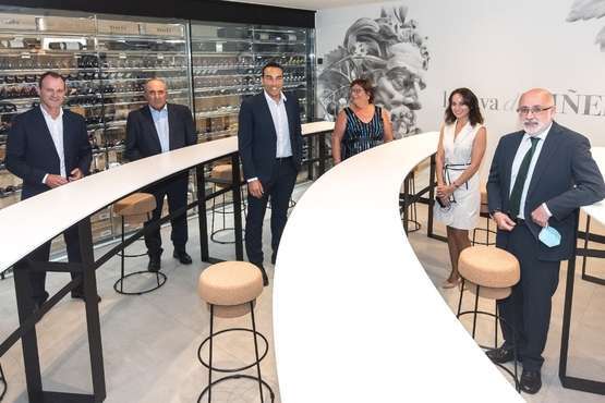 La Cava de Piñero, una vinoteca de vanguardia, abre sus puertas en la Isla/TA.