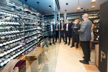 La Cava de Piñero, una vinoteca de vanguardia, abre sus puertas en la Isla/TA.