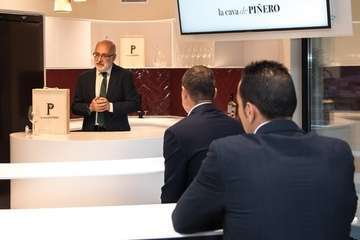 La Cava de Piñero, una vinoteca de vanguardia, abre sus puertas en la Isla/TA.