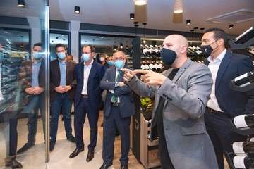 La Cava de Piñero, una vinoteca de vanguardia, abre sus puertas en la Isla/TA.