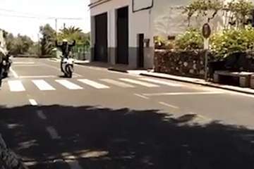 Investigan a un motorista temerario por un vídeo difundido en las redes sociales/Guardia Civil.