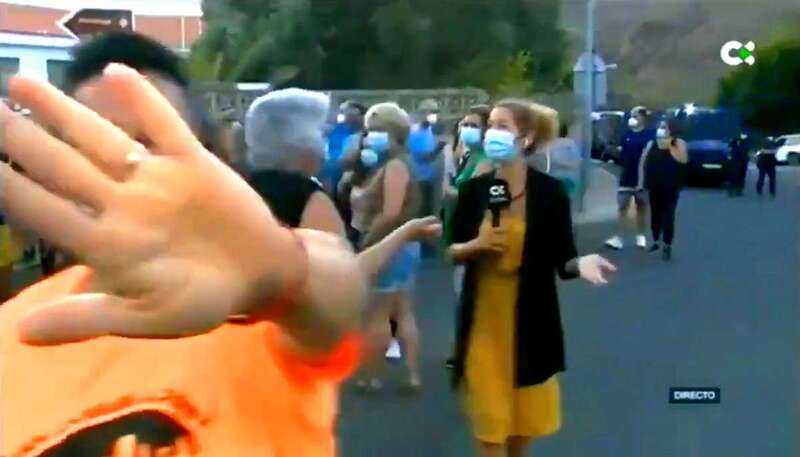 Momento en que la periodista es increpada por una vecina/RTVC.