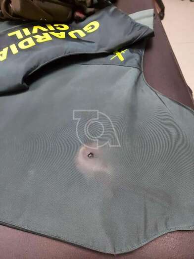 Chaleco antibalas del agente que fue disparado/TA.