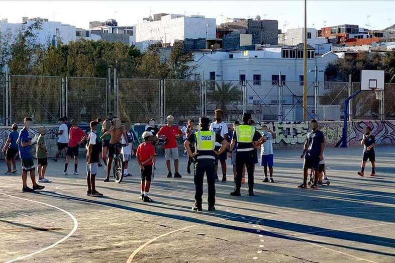 Policías locales procedieron este lunes al cierre de las canchas deportivas/TA.